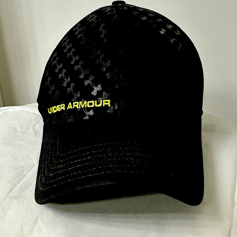 Lightly used Under Armour flex fit hat. Size L